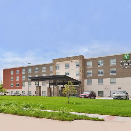 Holiday Inn Express & Suites Omaha Airport By Ihg Carter Lake Exterior photo