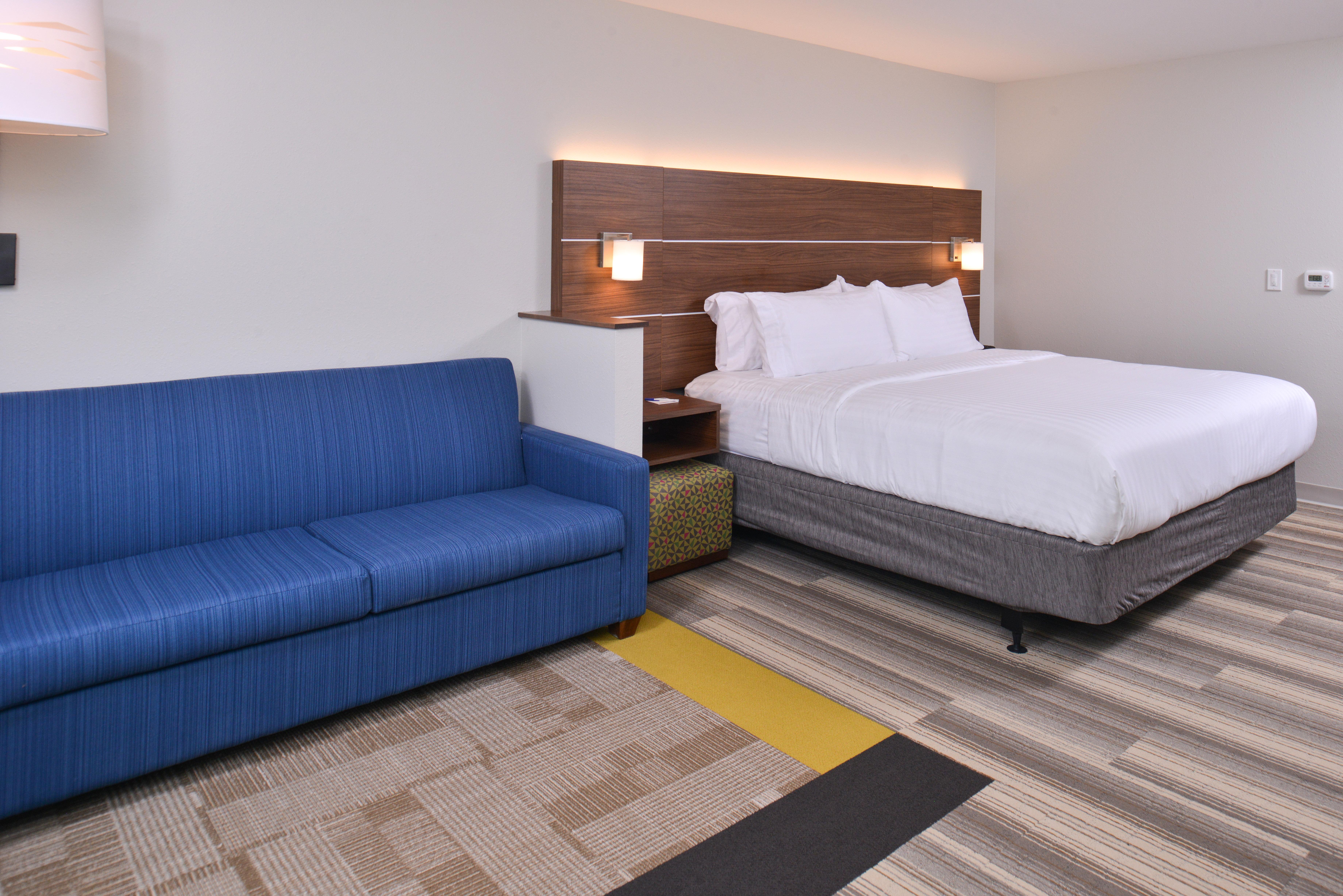 Holiday Inn Express & Suites Omaha Airport By Ihg Carter Lake Exterior photo