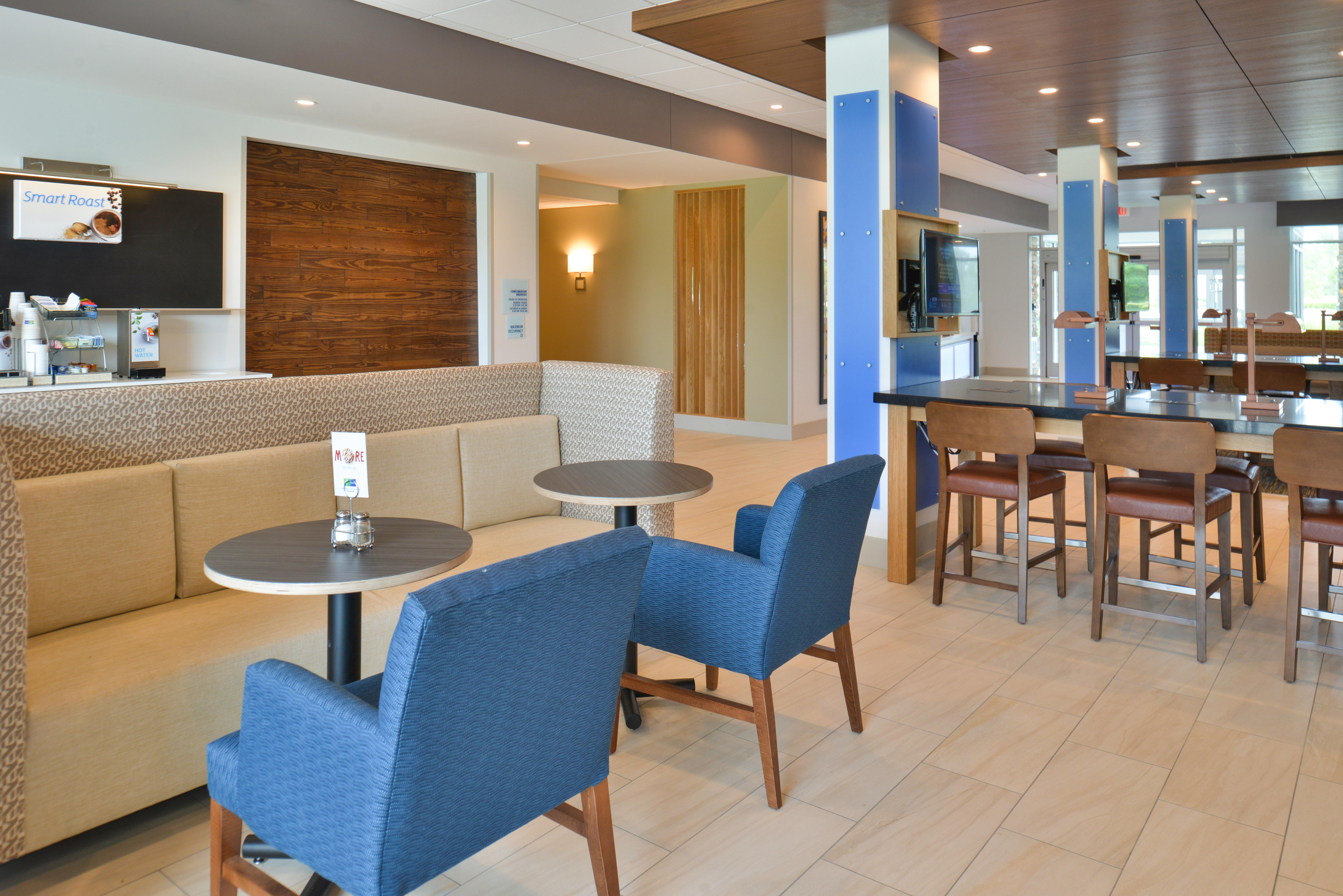 Holiday Inn Express & Suites Omaha Airport By Ihg Carter Lake Exterior photo