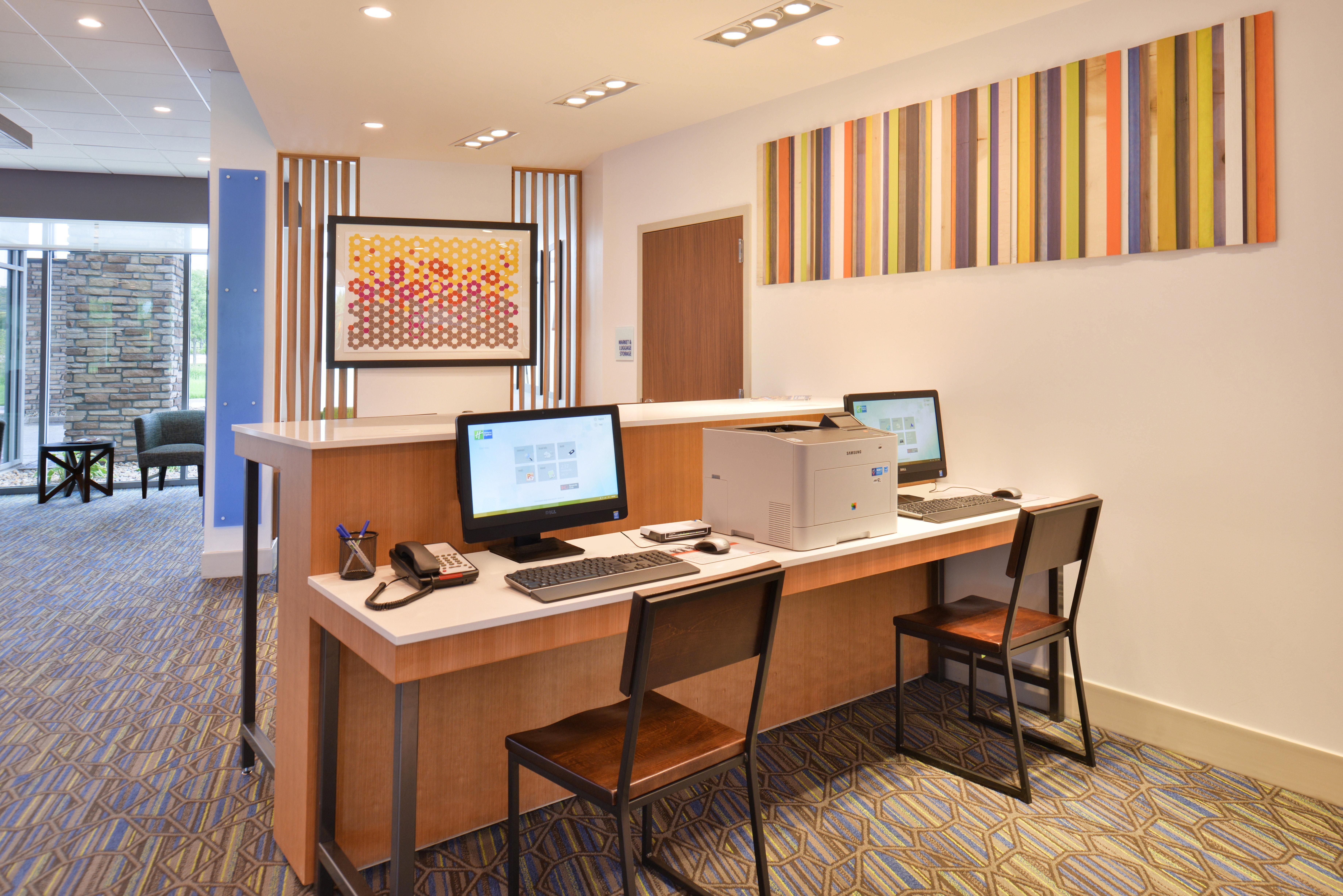 Holiday Inn Express & Suites Omaha Airport By Ihg Carter Lake Exterior photo